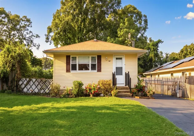Photo 1 of Single family home for sale at 567 Boxwood Dr, Brookhaven, NY 11967 | MLS# 1059350 | Listing updated on 2026-10-07