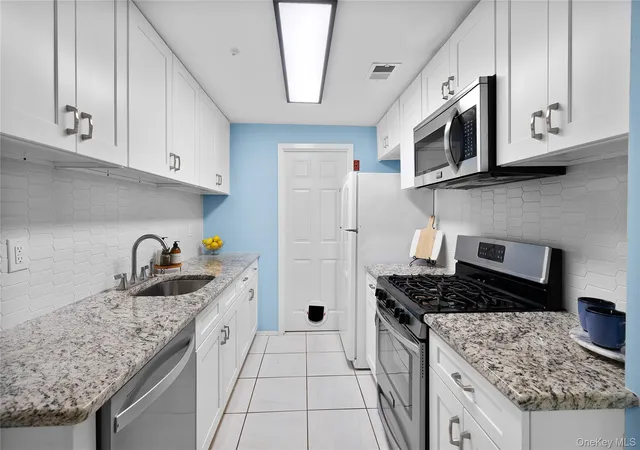 Listing Photo 5 - Condo for sale in building located at 644 W End Dr, Medford, NY 11763