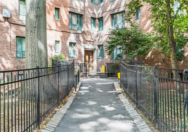 Condo for sale at 1946 E Tremont Ave #5H, New York, NY 10462 | MLS# 1059396