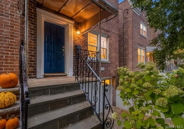 Single family home for sale at 1759 Tenbroeck Ave, New York, NY 10461 | MLS# 1059487