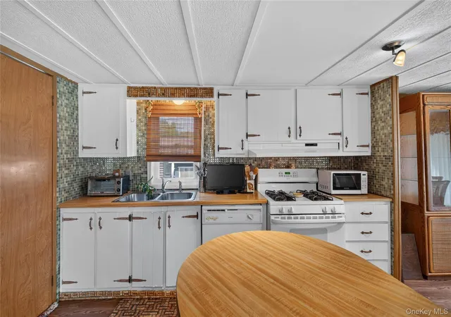Photo 2 of Manufactured home for sale at 118 King George Dr, New Windsor, NY 12553 | MLS# 1059518 | Listing updated on 2026-10-22