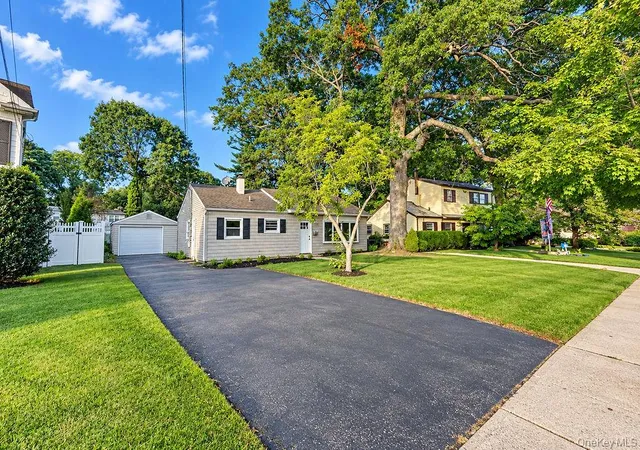 Photo 1 of Single family home for sale at 7 Surrey Rd, Oyster Bay, NY 11758 | MLS# 1059525 | Listing updated on 2026-10-07