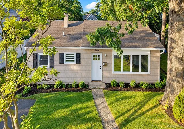 Photo 2 of Single family home for sale at 7 Surrey Rd, Oyster Bay, NY 11758 | MLS# 1059525 | Listing updated on 2026-10-07