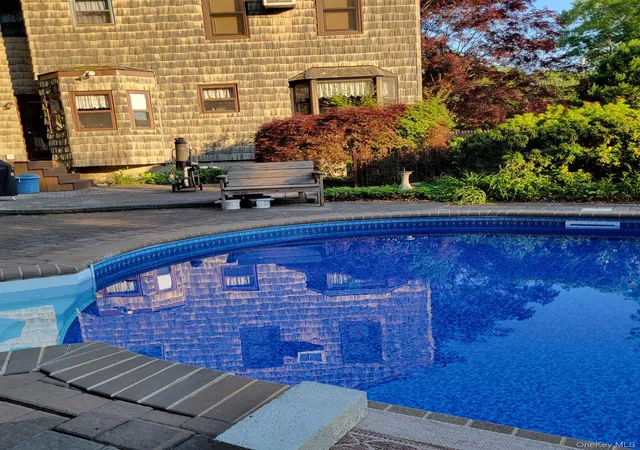 Photo 4 of Single family home for sale at 17 Gull Dip Rd, Brookhaven, NY 11961 | MLS# 1059537 | Listing updated on 2026-10-07