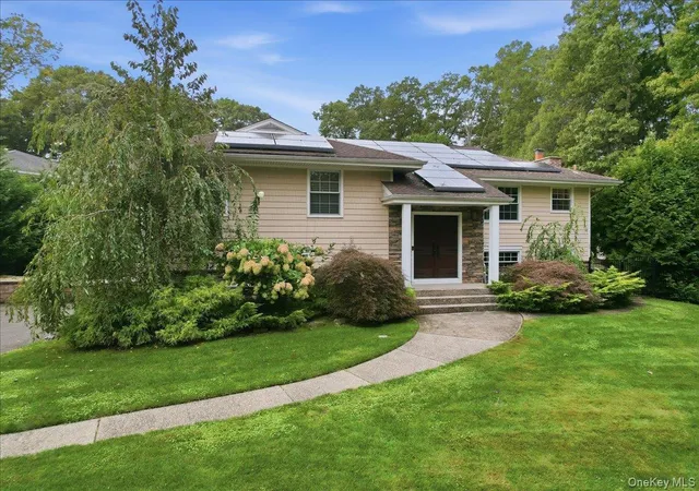 Photo 1 of Single family home for sale at 20 Beaumont Dr, Huntington, NY 11747 | MLS# 1059572 | Listing updated on 2026-10-08