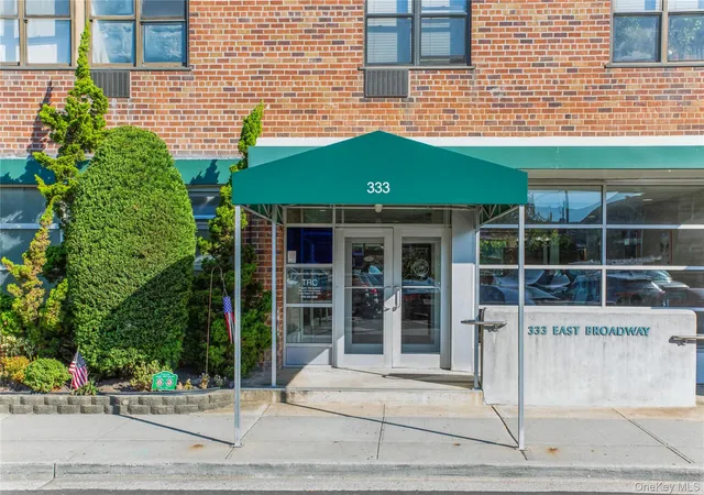 Listing Photo 2 - Condo for sale in building located at 333 Broadway, Long Beach, NY 14904 - Unit #4G