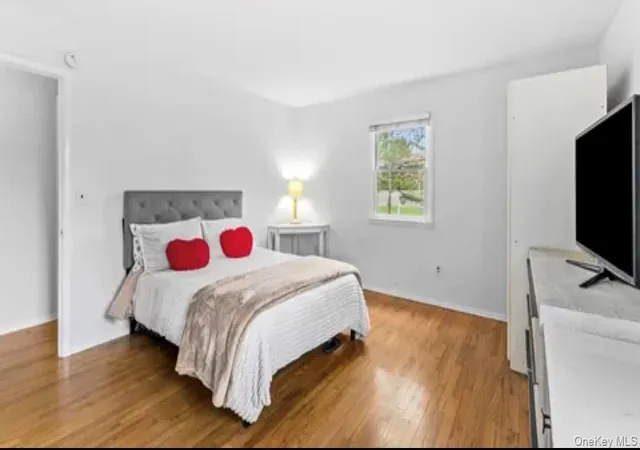 Photo 3 of Single family home for sale at 1 Boxwood St, East Hampton, NY 11937 | MLS# 1059619 | Listing updated on 2026-10-07