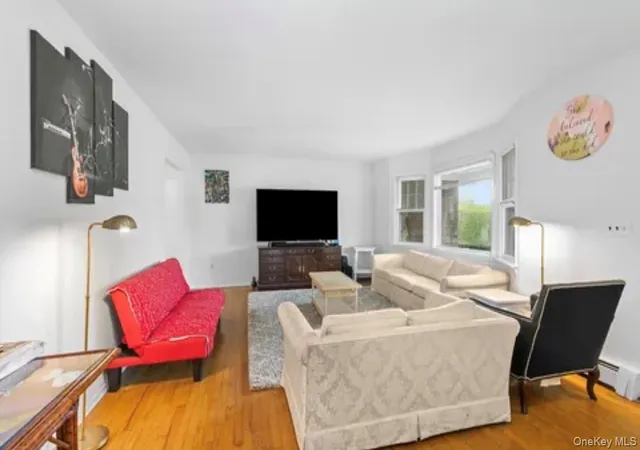 Photo 3 of Single family home for sale at 1 Boxwood St, East Hampton, NY 11937 | MLS# 1059619 | Listing updated on 2026-10-07
