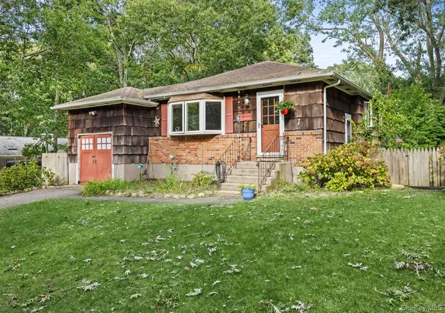 Photo 2 of Single family home for sale at 2 Easterly Rd, Hampton Bays, NY 11946 | MLS# 1059631 | Listing updated on 2026-10-07