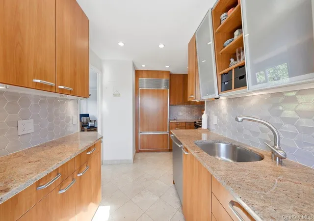 Listing Photo 5 - Condo for sale in building located at 250 Garth Rd, Eastchester, NY 10583 - Unit #5B3