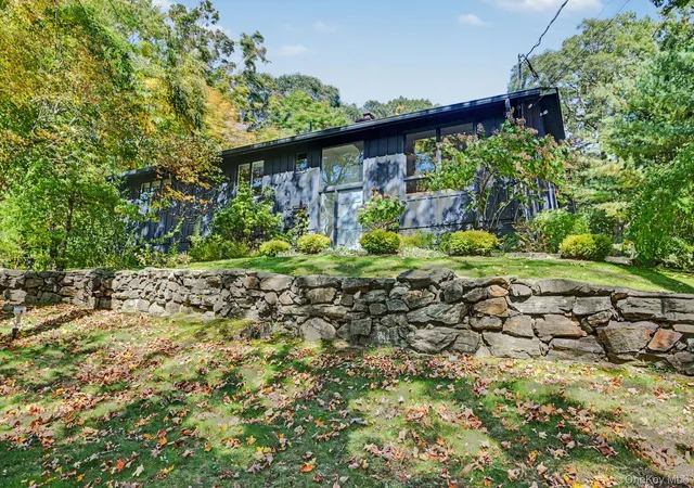 Photo 2 of Single family home for sale at 29 Hoyt St, Lewisboro, NY 10590 | MLS# 1059751 | Listing updated on 2026-10-25