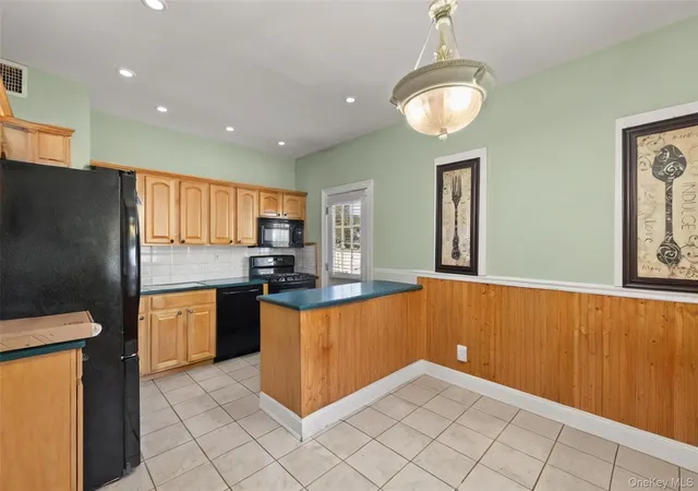 Photo 4 of Single family home for sale at 46 Garden City St, Bay Shore, NY 11706 | MLS# 1059764 | Listing updated on 2026-10-09