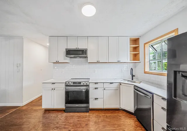 Photo 3 of Single family home for sale at 24 Trafalgar Dr, Shirley, NY 11967 | MLS# 1059794 | Listing updated on 2026-10-08