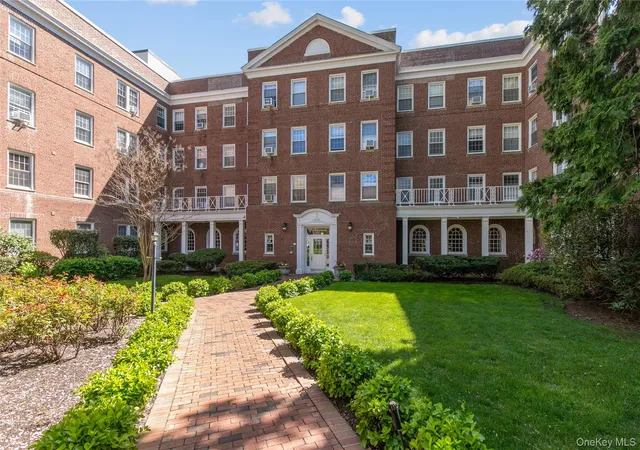 Condo for sale at 90 Knightsbridge Rd #4J, Great Neck, NY 11021 | MLS# 1059867