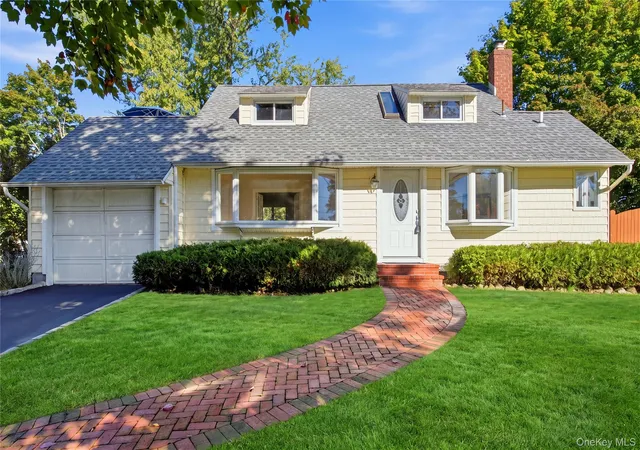Photo 2 of Single family home for sale at 4 Elmont Ln, Huntington, NY 11731 | MLS# 1059942 | Listing updated on 2026-10-11