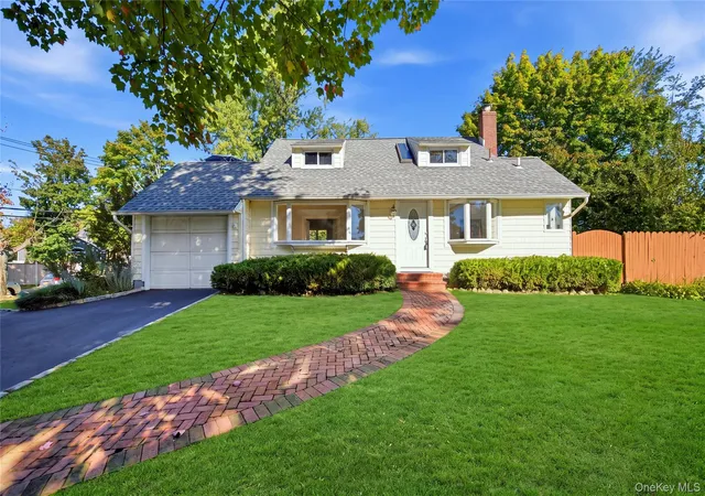 Photo 3 of Single family home for sale at 4 Elmont Ln, Huntington, NY 11731 | MLS# 1059942 | Listing updated on 2026-10-11
