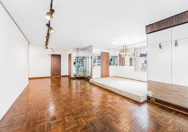77 W 55th St, 77 W 55th St, New York, NY 10019