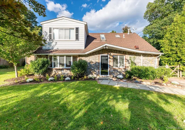 Photo 1 of Single family home for sale at 10 Bell Pl, Rye Brook, NY 10573 | MLS# 1059977 | Listing updated on 2026-10-17
