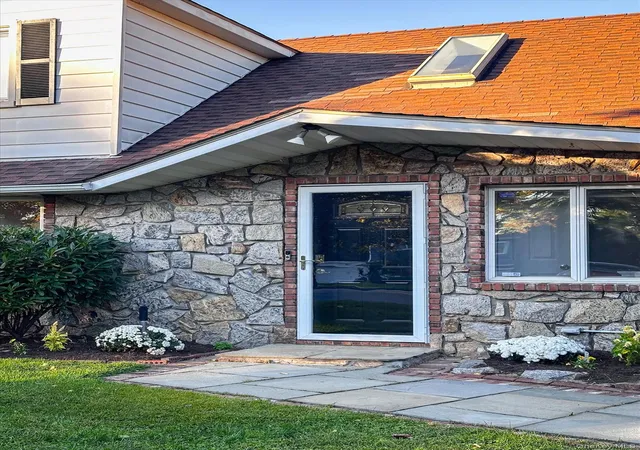 Photo 2 of Single family home for sale at 10 Bell Pl, Rye Brook, NY 10573 | MLS# 1059977 | Listing updated on 2026-10-17