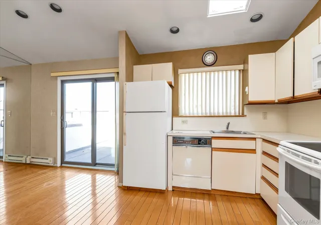 Listing Photo 2 - Condo for sale in building located at 1 Anchorage, Hempstead, NY 11520 - Unit #1208