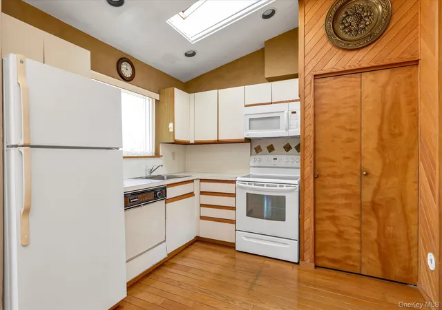 Listing Photo 3 - Condo for sale in building located at 1 Anchorage, Hempstead, NY 11520 - Unit #1208