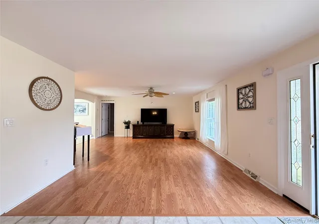 Listing Photo 4 - Condo for sale in building located at 1407 Middle Rd, Riverhead, NY 11933 - Unit #271