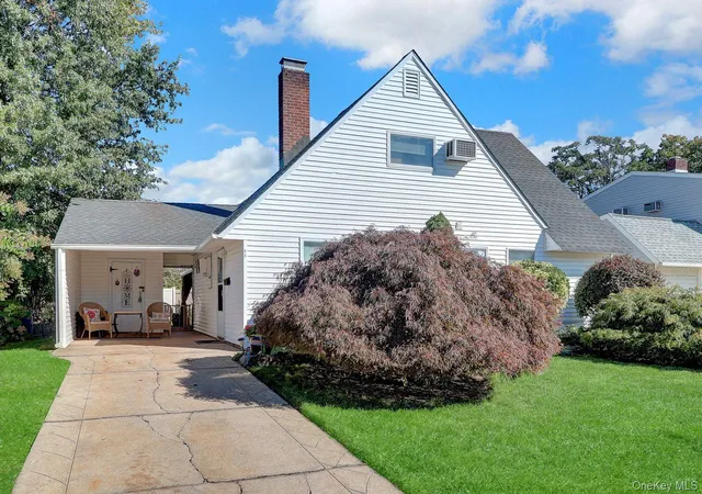 Photo 3 of Single family home for sale at 53 Spindle Rd, Hicksville, NY 11801 | MLS# 1060126 | Listing updated on 2026-10-08