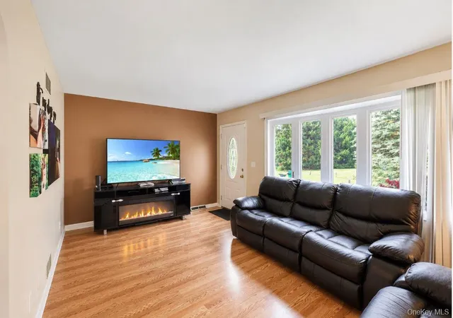 Photo 2 of Single family home for sale at 5 Quaker Hl Dr, Hyde Park, NY 12538 | MLS# 1060204 | Listing updated on 2026-10-25