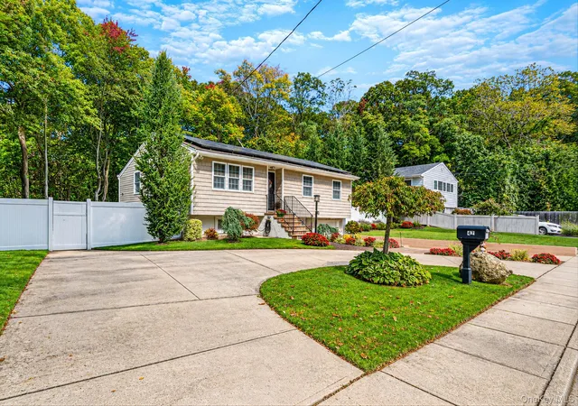 Photo 3 of Single family home for sale at 47 Mooney Pond Rd, Brookhaven, NY 11784 | MLS# 1060215 | Listing updated on 2026-10-08