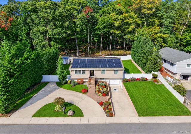 Photo 4 of Single family home for sale at 47 Mooney Pond Rd, Brookhaven, NY 11784 | MLS# 1060215 | Listing updated on 2026-10-08
