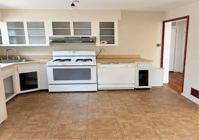 Photo 2 of Multi family home for sale at 886 Rensselaer Ave, New York, NY 10309 | MLS# 1060218 | Listing updated on 2026-10-08