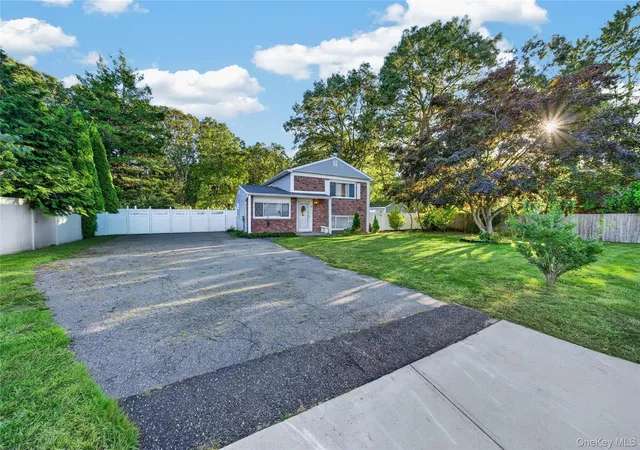 Photo 3 of Single family home for sale at 3 Jasper Ave, Brookhaven, NY 11772 | MLS# 1060235 | Listing updated on 2026-10-09