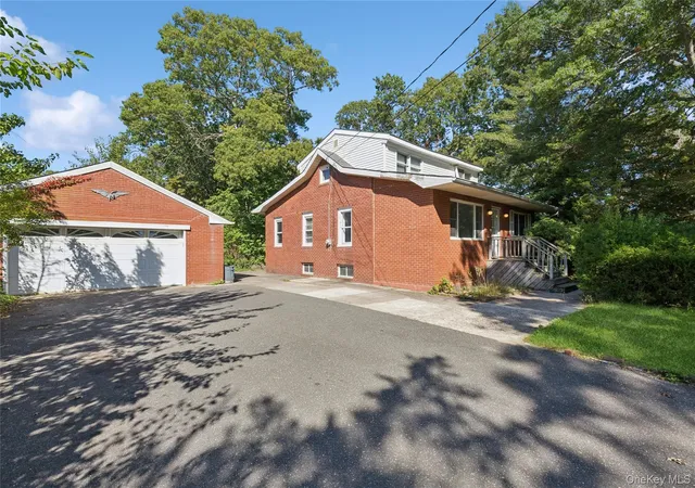 Photo 4 of Single family home for sale at 9 Plandome Pl, Selden, NY 11784 | MLS# 1060244 | Listing updated on 2026-10-09