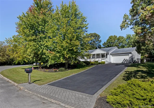 Photo 2 of Single family home for sale at 5 Heather Ct, Middle Island, NY 11953 | MLS# 1060273 | Listing updated on 2026-10-08