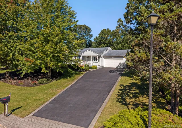 Photo 3 of Single family home for sale at 5 Heather Ct, Middle Island, NY 11953 | MLS# 1060273 | Listing updated on 2026-10-08