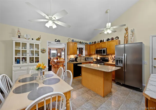 Photo 3 of Single family home for sale at 5 Heather Ct, Middle Island, NY 11953 | MLS# 1060273 | Listing updated on 2026-10-09