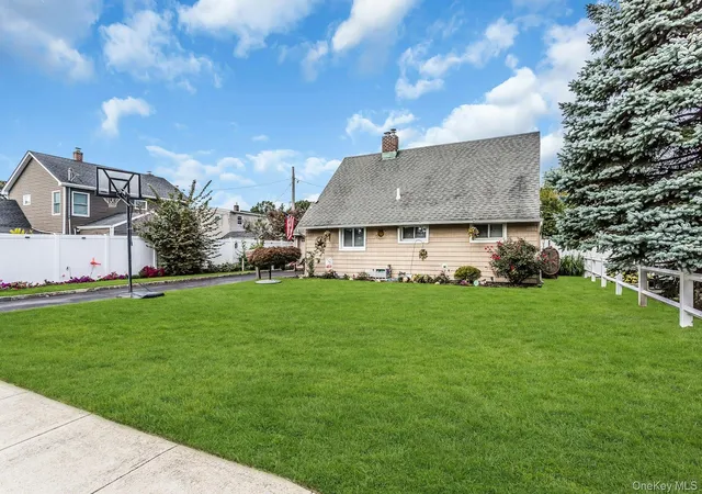 Photo 3 of Single family home for sale at 23 Summit Ln, Levittown, NY 11756 | MLS# 1060274 | Listing updated on 2026-10-08