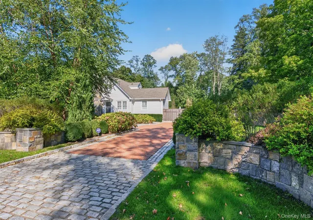 Photo 3 of Single family home for sale at 25 Old Northport Rd, Huntington, NY 11743 | MLS# 1060375 | Listing updated on 2026-10-08