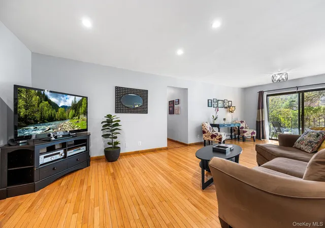 Listing Photo 4 - Condo for sale in building located at 111 Dehaven Dr, Yonkers, NY 10703 - Unit #127