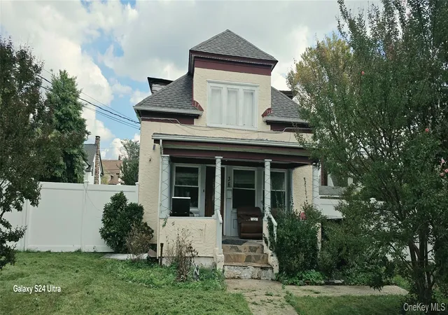 Photo 3 of Single family home for sale at 36 W Woodbine Dr, Freeport, NY 11520 | MLS# 1060452 | Listing updated on 2026-10-08