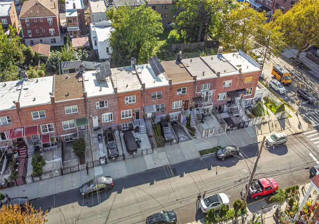 Photo 3 of Single family home for sale at 1110 E 213th Street, Bronx, NY 10469 | MLS# 1060540 | Listing updated on 2026-10-08