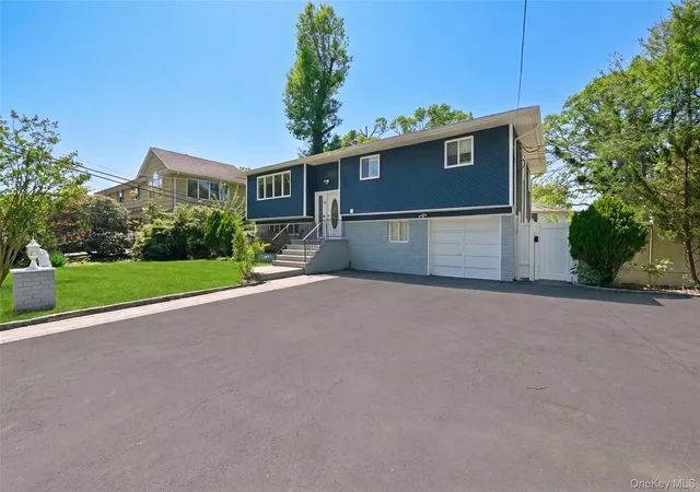 Photo 3 of Single family home for sale at 18 Park Dr E, Syosset, NY 11791 | MLS# 1060591 | Listing updated on 2026-10-08