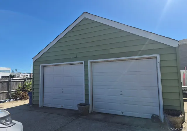 Photo 4 of House for sale at 1986 Oakwood Ave, Hempstead, NY 11566 | MLS# 1060673 | Listing updated on 2026-10-12