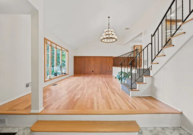 Photo 1 of Single family home for sale at 14 Fairway Dr, Great Neck, NY 11020 | MLS# 1060694 | Listing updated on 2026-10-17
