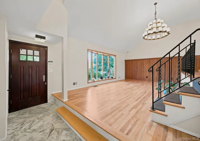 Photo 2 of Single family home for sale at 14 Fairway Dr, Great Neck, NY 11020 | MLS# 1060694 | Listing updated on 2026-10-17