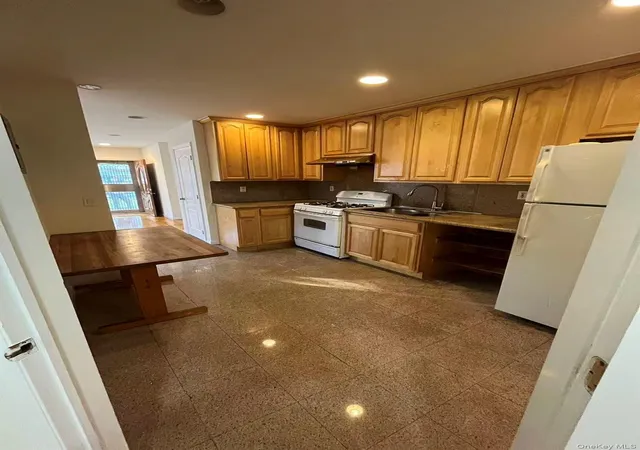 Photo 3 of House for sale at 6731 185th Street, Fresh Meadows, NY 11365 | MLS# 1060775 | Listing updated on 2026-10-09