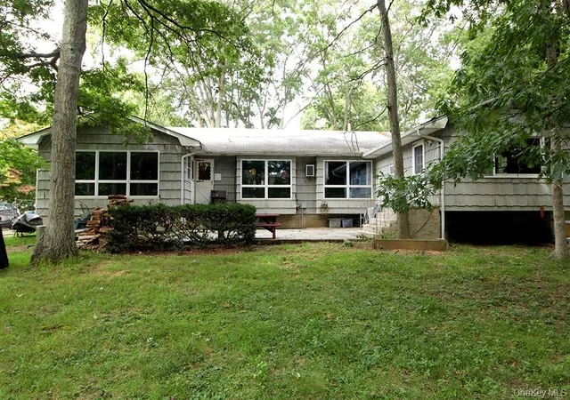 Photo 3 of Single family home for sale at 16 Argyle Pl, Smithtown, NY 11787 | MLS# 1060784 | Listing updated on 2026-10-09