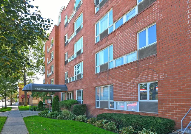 Listing Photo 4 - Condo for sale in building located at 205 Mineola Blvd, North Hempstead, NY 11501 - Unit #5I