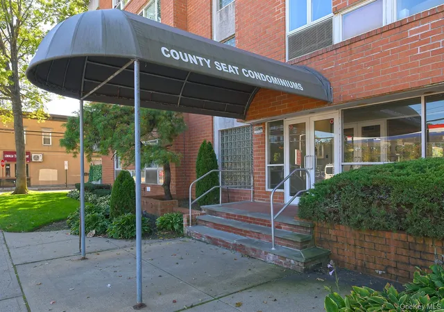 Listing Photo 5 - Condo for sale in building located at 205 Mineola Blvd, North Hempstead, NY 11501 - Unit #5I