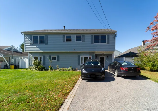 Photo 3 of Single family home for sale at 220 Jerusalem Ave, Oyster Bay, NY 11801 | MLS# 1061103 | Listing updated on 2026-10-11